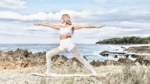 Yoga na plaży – pozycja wojownika II (YOGAFLIX.carla)
