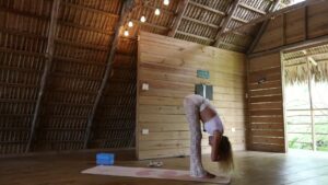 Trening yogi z Carlą — Zajęcia Hatha Yoga aby się rozbudzić i poczuć wspaniale.